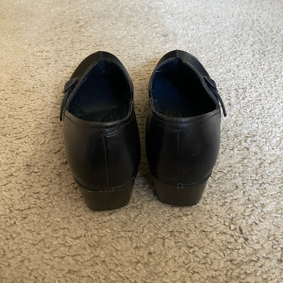 Closed Toe Clogs - Picture 3 of 4